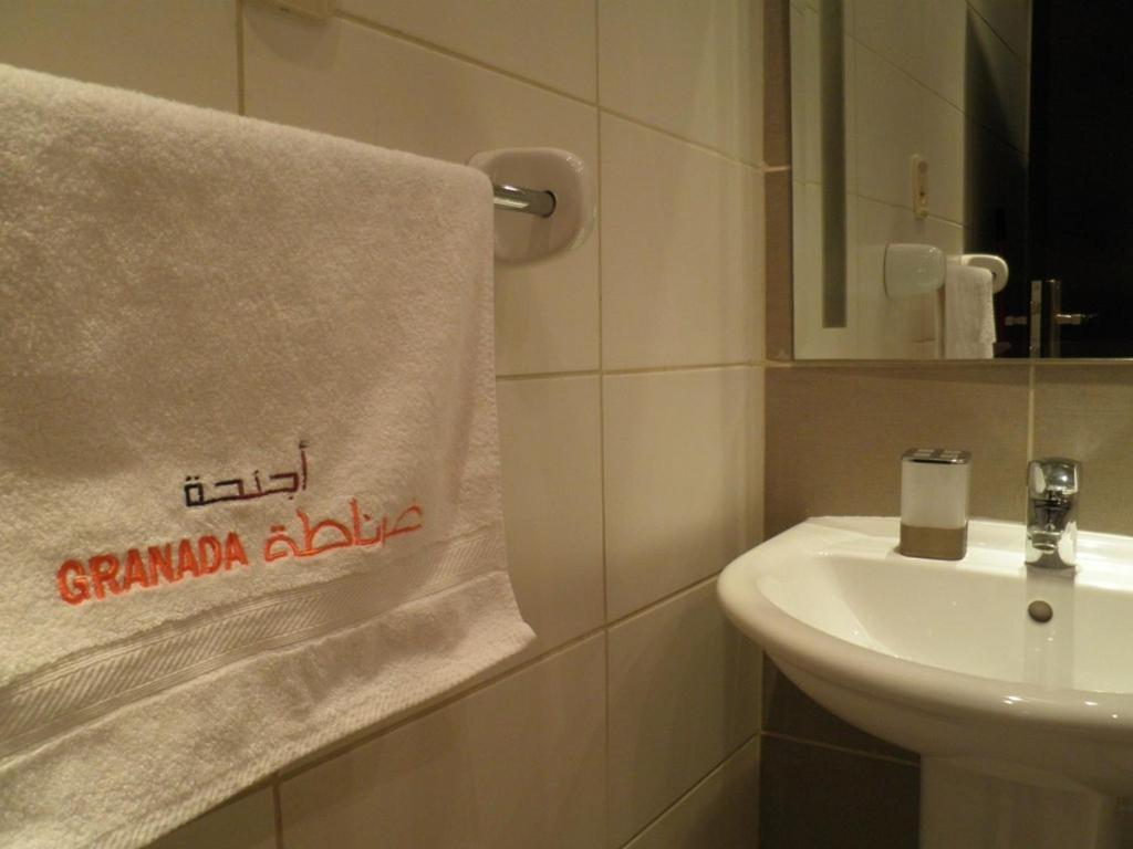 Granada Suites Hotel Amán Habitación foto