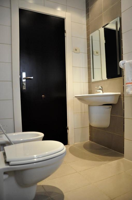 Granada Suites Hotel Amán Habitación foto